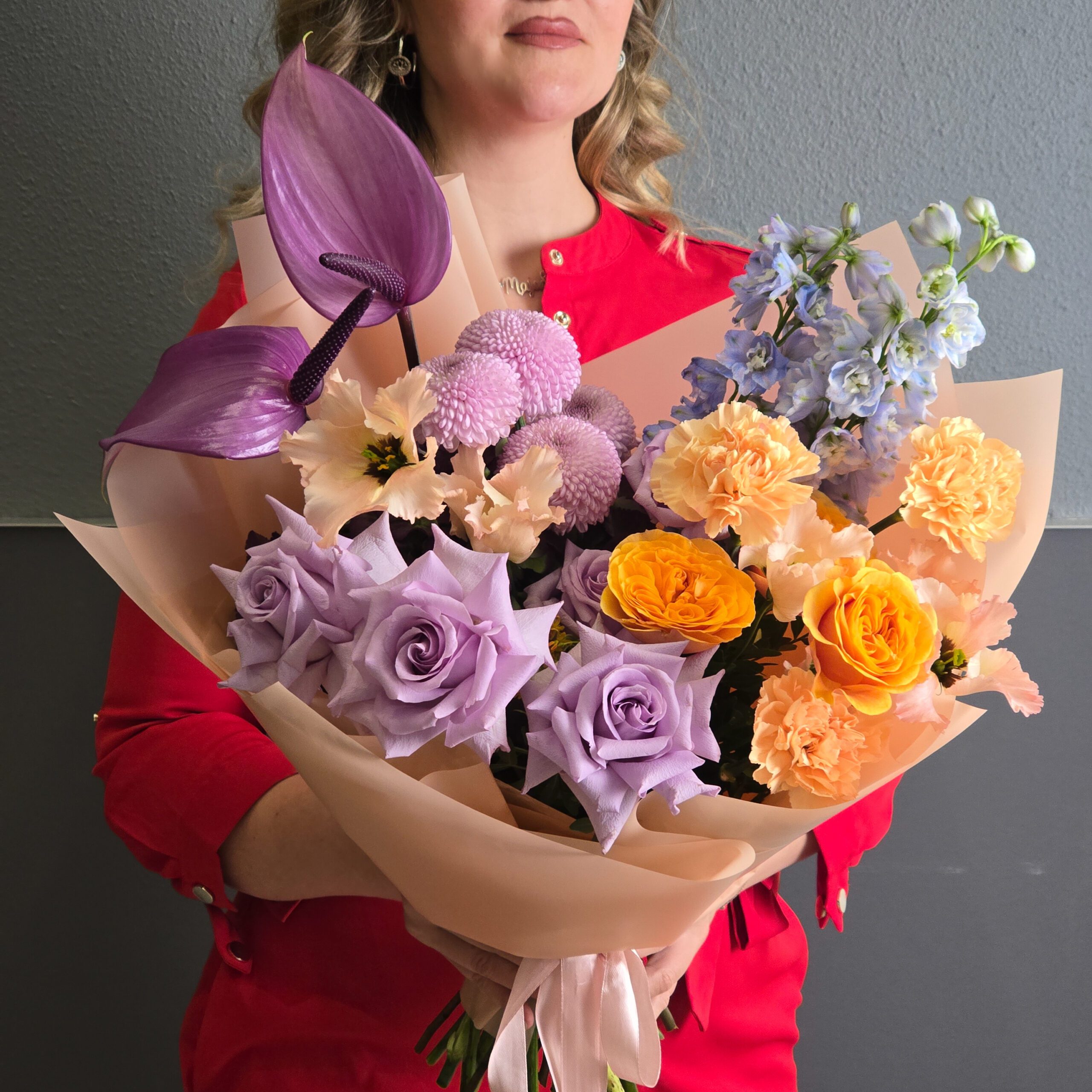 lacy bird, anthurium, mov, portocaliu, delphinium, trandafiri, lisianthus